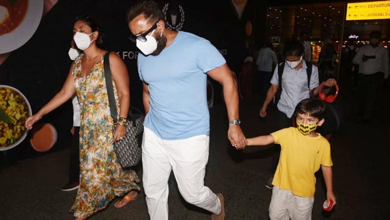 kareena kapoor and saif ali khan son taimur ali khan get anrgy on airport