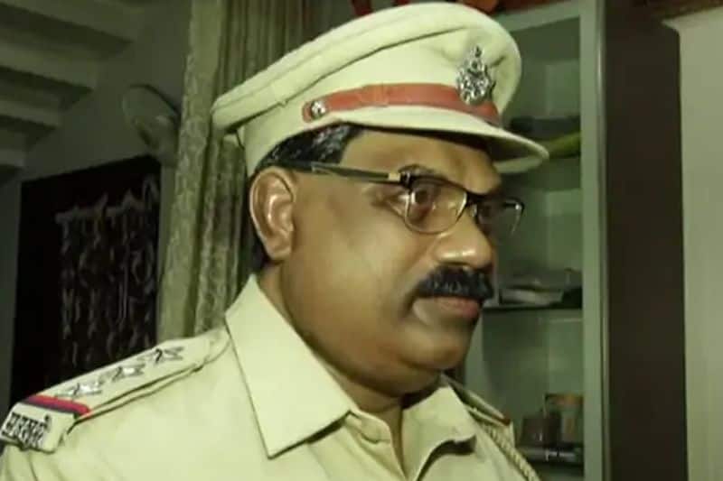 maharashtra Police Inspector dies of corona, son made silicone statue in memory in sangli