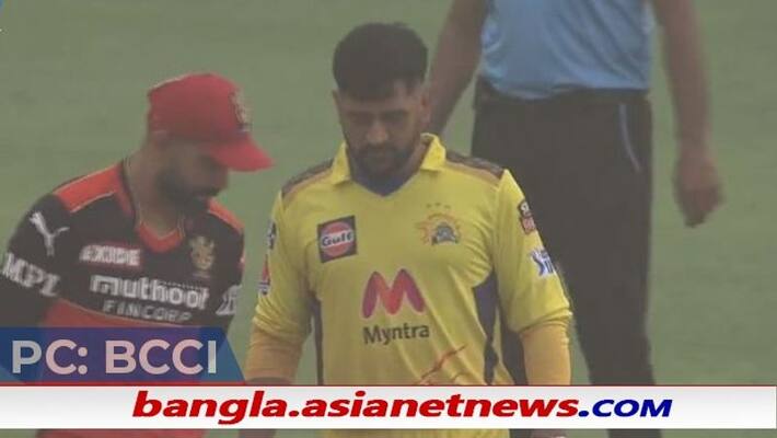 virat and dhoni engrossed in conversion as sandstorm delays at sharjah in last match, video goes viral virat and dhoni engrossed in conversion as sandstorm delays at sharjah in last match, video goes viral