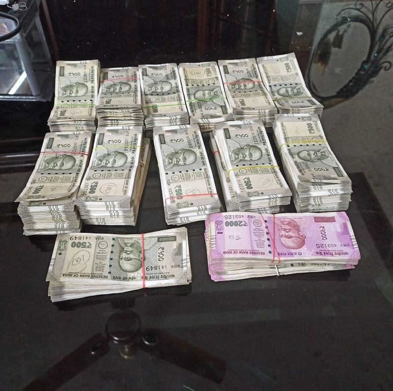 vigilance raid in pollution control board chief house