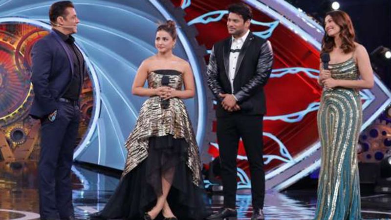 Hina Khan reveals she go to sleep daily after reading her old chat with Siddharth Shukla