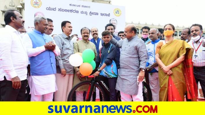 Karnataka Govt Distribute 5 Lakh Worth Cycle to Talent Cyclist Pavitra Kurtakoti in Bengaluru kvn Karnataka Govt Distribute 5 Lakh Worth Cycle to Talent Cyclist Pavitra Kurtakoti in Bengaluru kvn