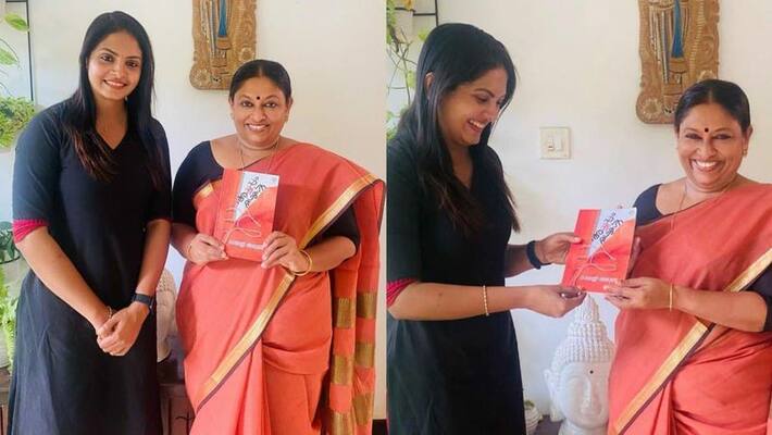actress gayathri arun handover her achappam kathakal book to writer kr meera actress gayathri arun handover her achappam kathakal book to writer kr meera