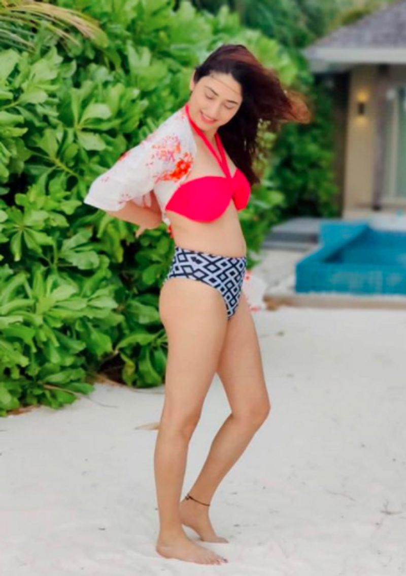 Biggboss fame Disha Parmar heats up internet in hot pink bikini shares photos from Maldives dpl