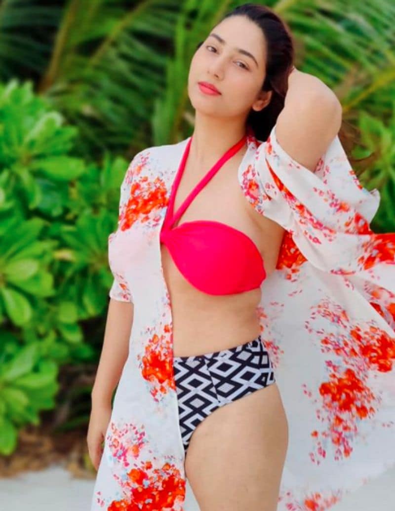 Biggboss fame Disha Parmar heats up internet in hot pink bikini shares photos from Maldives dpl