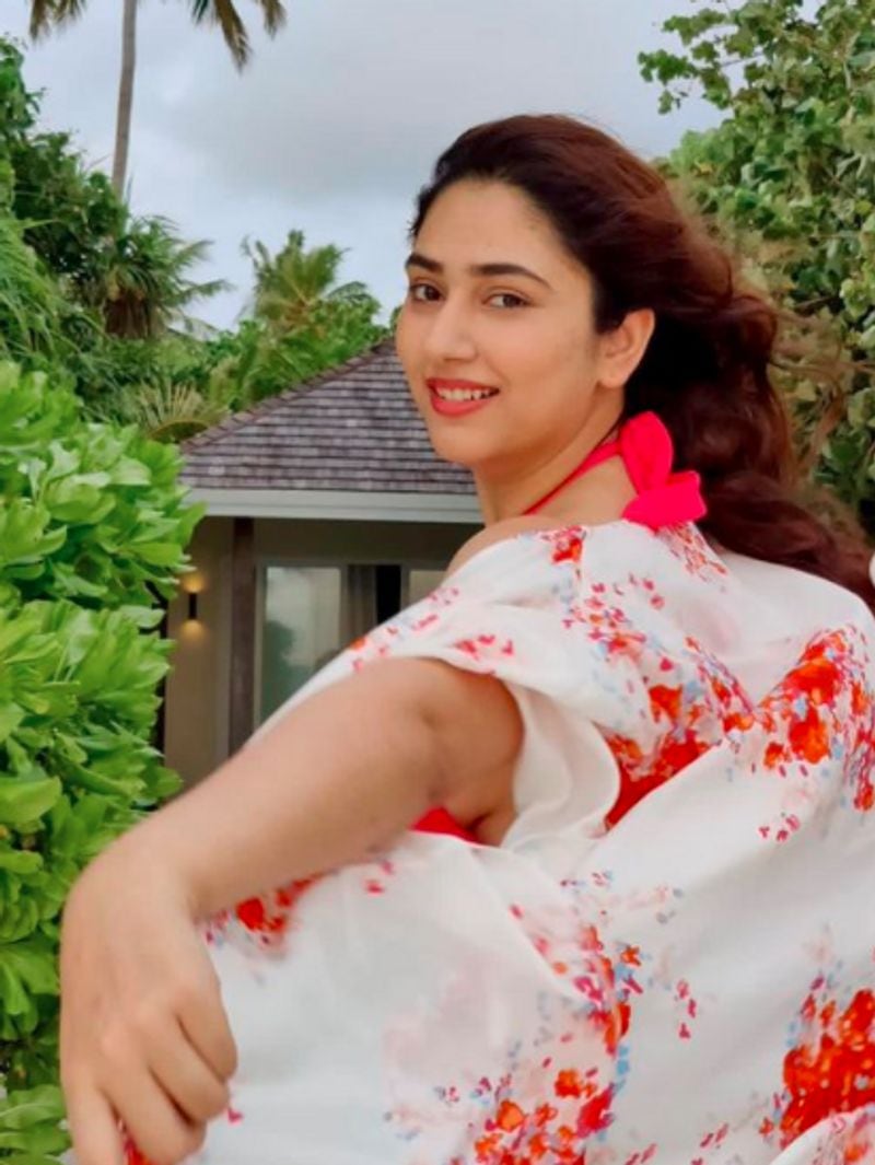 Biggboss fame Disha Parmar heats up internet in hot pink bikini shares photos from Maldives dpl