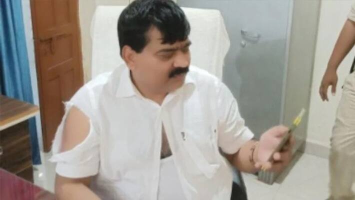 BJP MP manhandled during Congress-BJP clash in Pratapgarh pod BJP MP manhandled during Congress-BJP clash in Pratapgarh pod