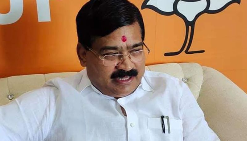 uttar pradesh news congress workers attack on bjp mp sangam lal gupta in pratapgarh