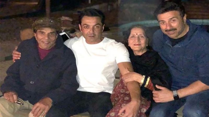 Sunny Deol was seen throwing snow on his mother Prakash kaur