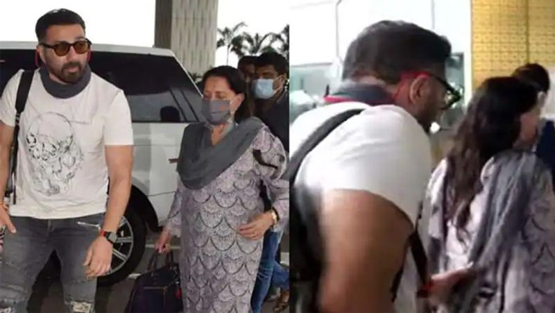 Sunny Deol was seen throwing snow on his mother Prakash kaur