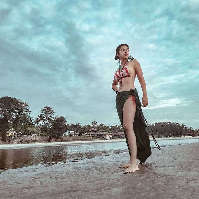 Amalapaul glaumour show in Bikini photoshoot became viral
