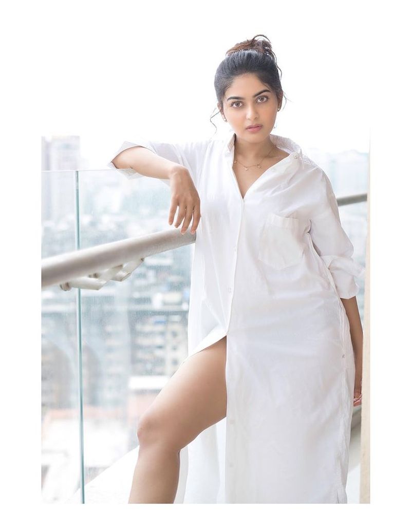 iruttu araiyil murattu kuthu movie actress vaibavi shandilya gone pantless for her latest photoshoot