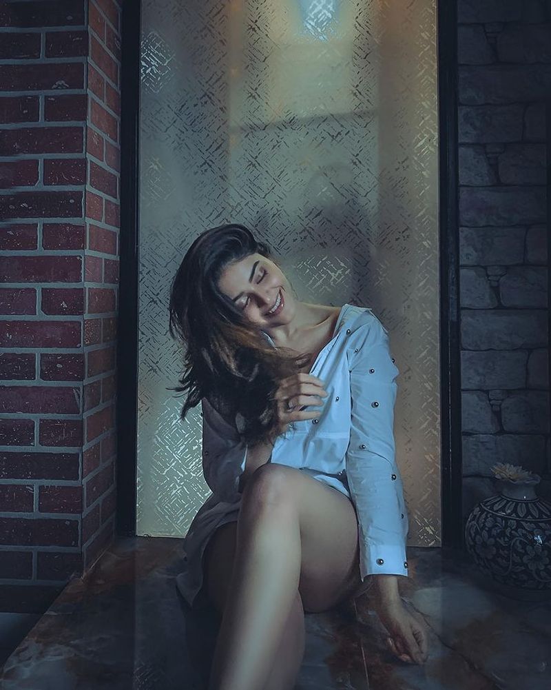 iruttu araiyil murattu kuthu movie actress vaibavi shandilya gone pantless for her latest photoshoot