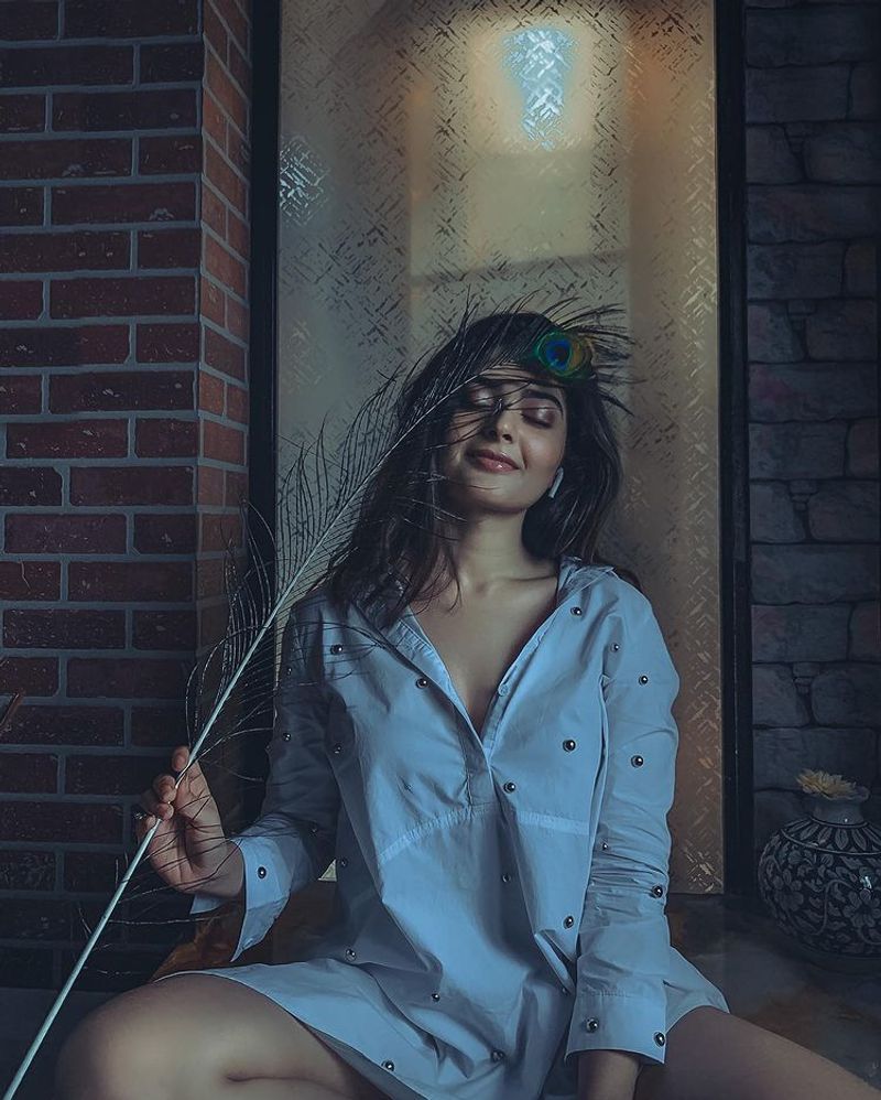 iruttu araiyil murattu kuthu movie actress vaibavi shandilya gone pantless for her latest photoshoot