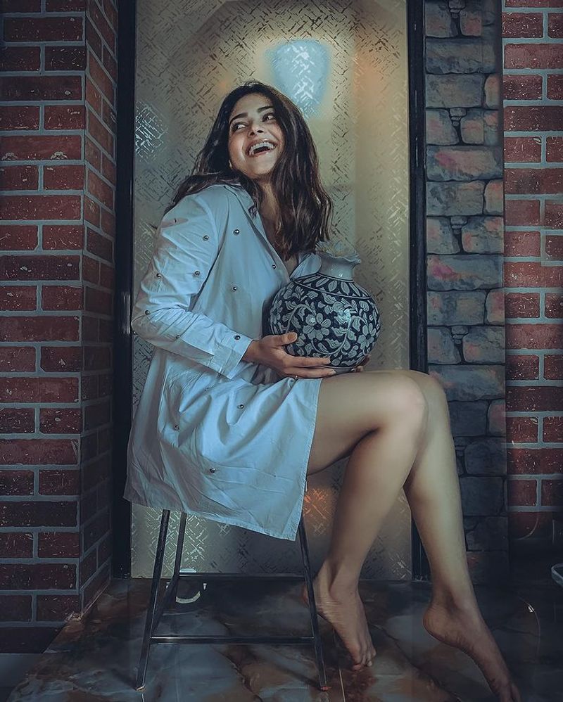 iruttu araiyil murattu kuthu movie actress vaibavi shandilya gone pantless for her latest photoshoot