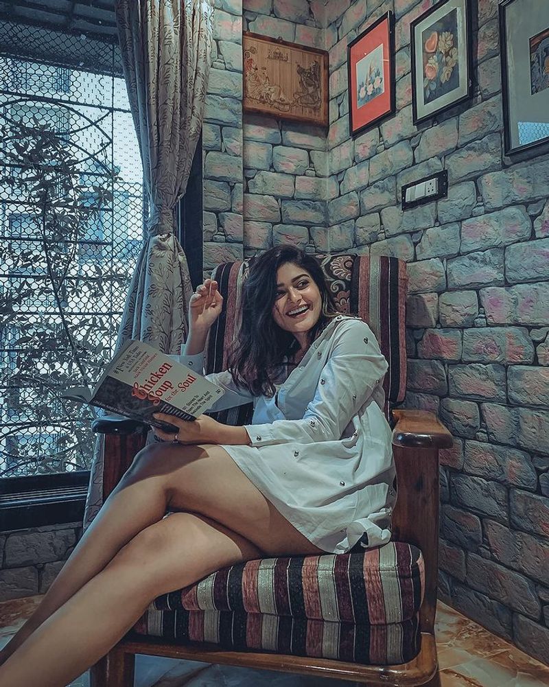 iruttu araiyil murattu kuthu movie actress vaibavi shandilya gone pantless for her latest photoshoot
