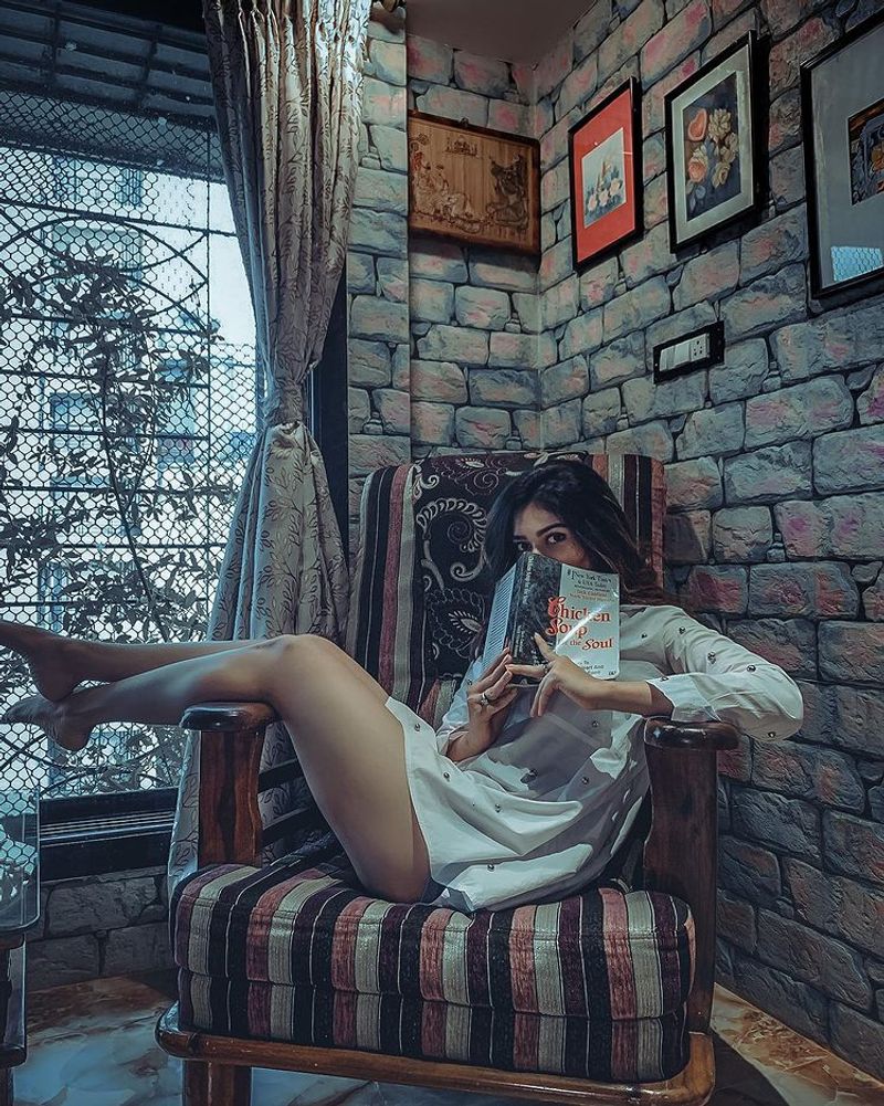 iruttu araiyil murattu kuthu movie actress vaibavi shandilya gone pantless for her latest photoshoot