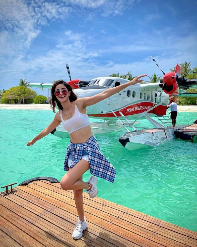 ananya panday raise heat in netizens with her small green dress photos goes viral