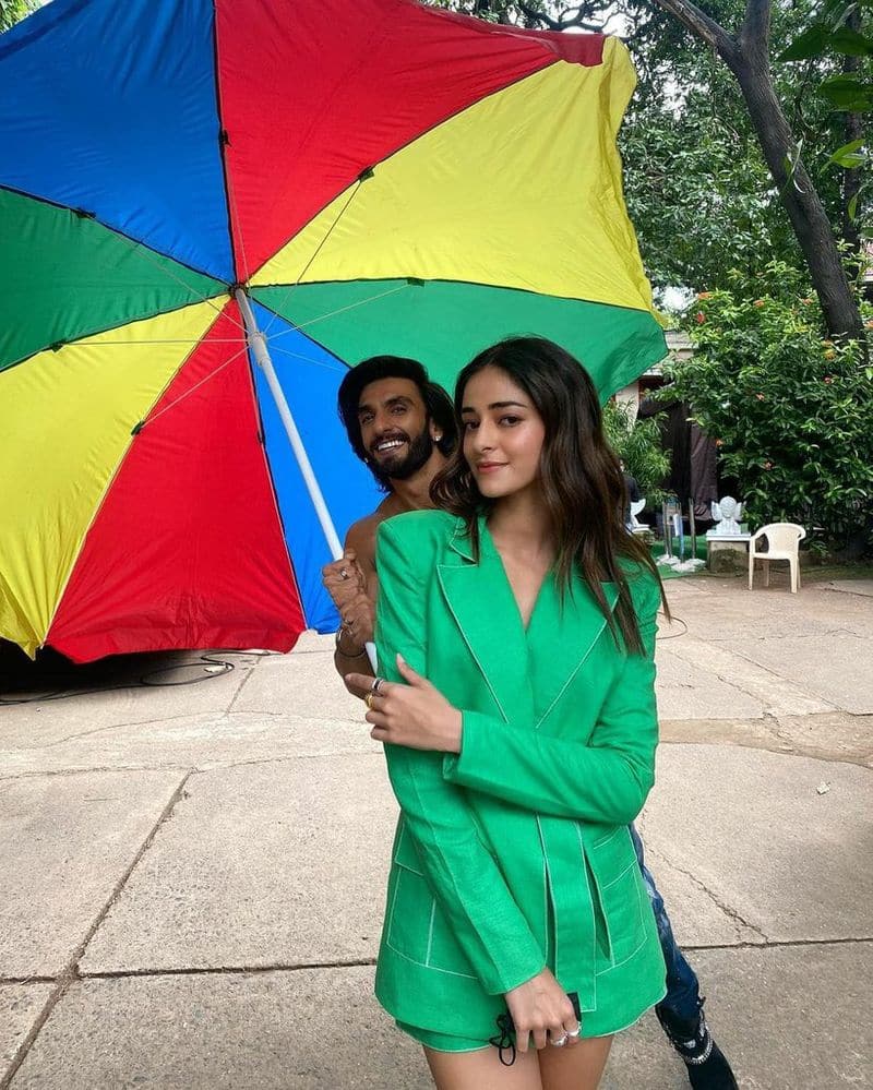 Ranveer Singh holds an umbrella for Ananya Panday dpl