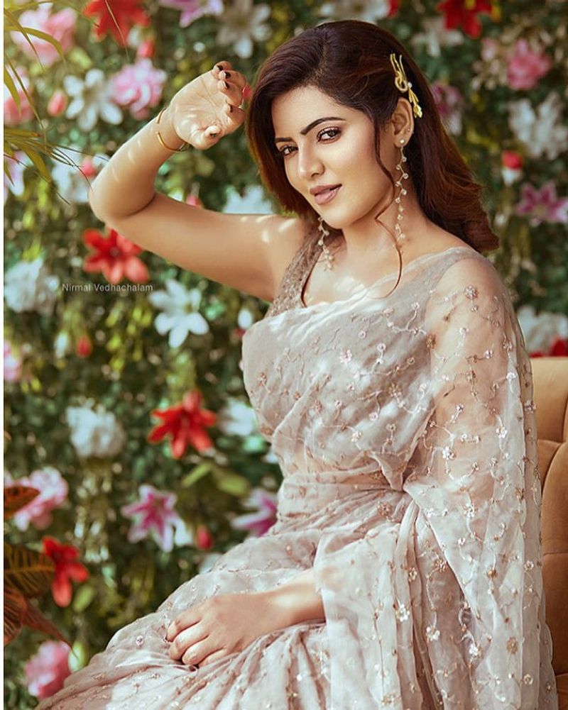 Look like Samantha and Nayantara Mixture Actress Athulyaa amazes in every pose