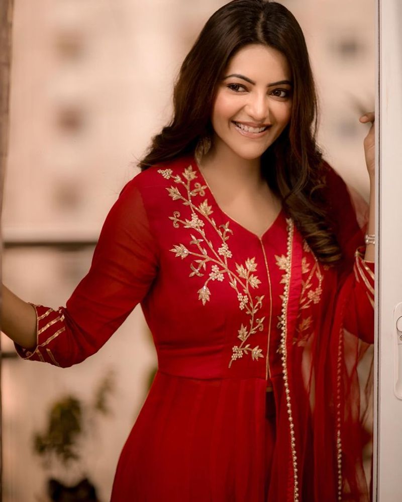 Look like Samantha and Nayantara Mixture Actress Athulyaa amazes in every pose
