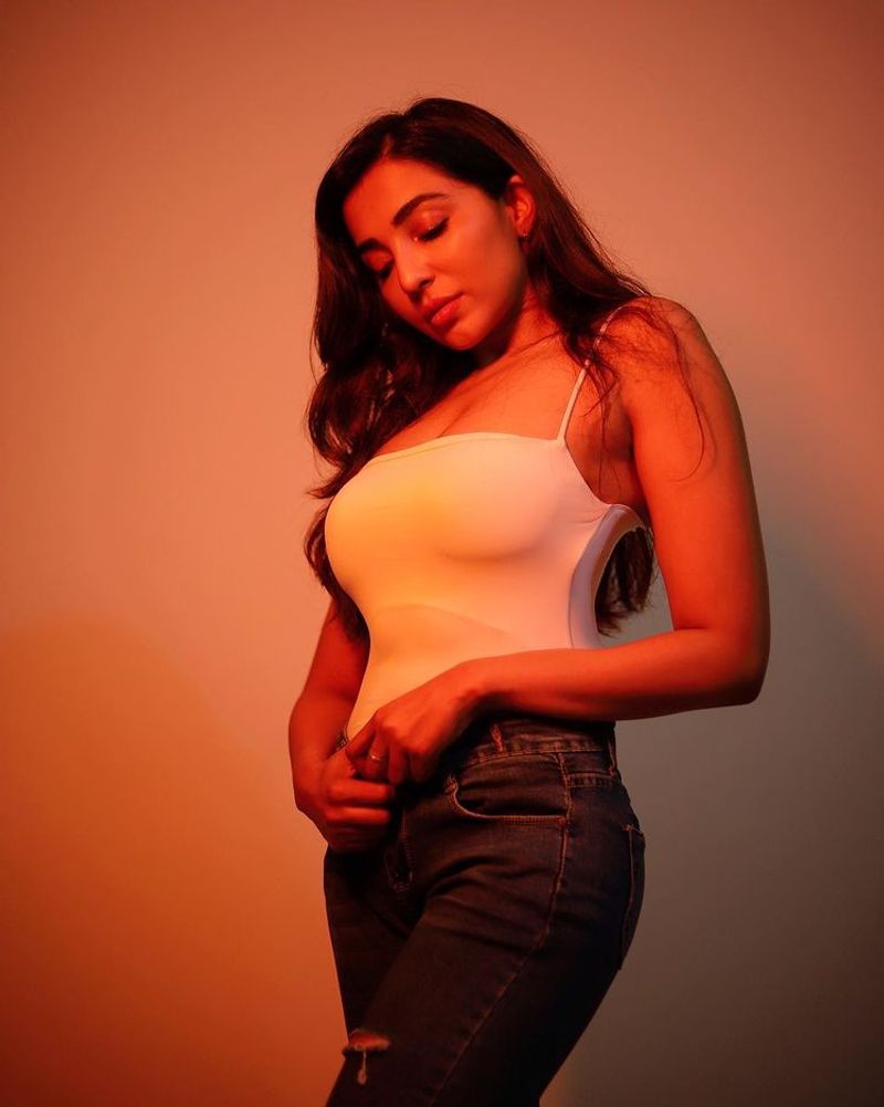 Ajith movie actress Parvathi nair overload hot poeses in strapless dress
