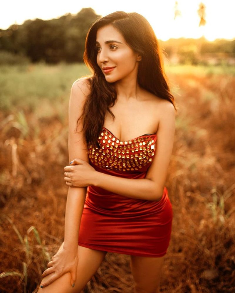 Ajith movie actress Parvathi nair overload hot poeses in strapless dress