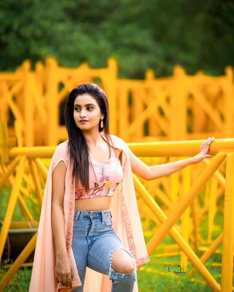 young anchor deepika pilli jaw dropping poses goes viral she stuns in torn jeans trendy top