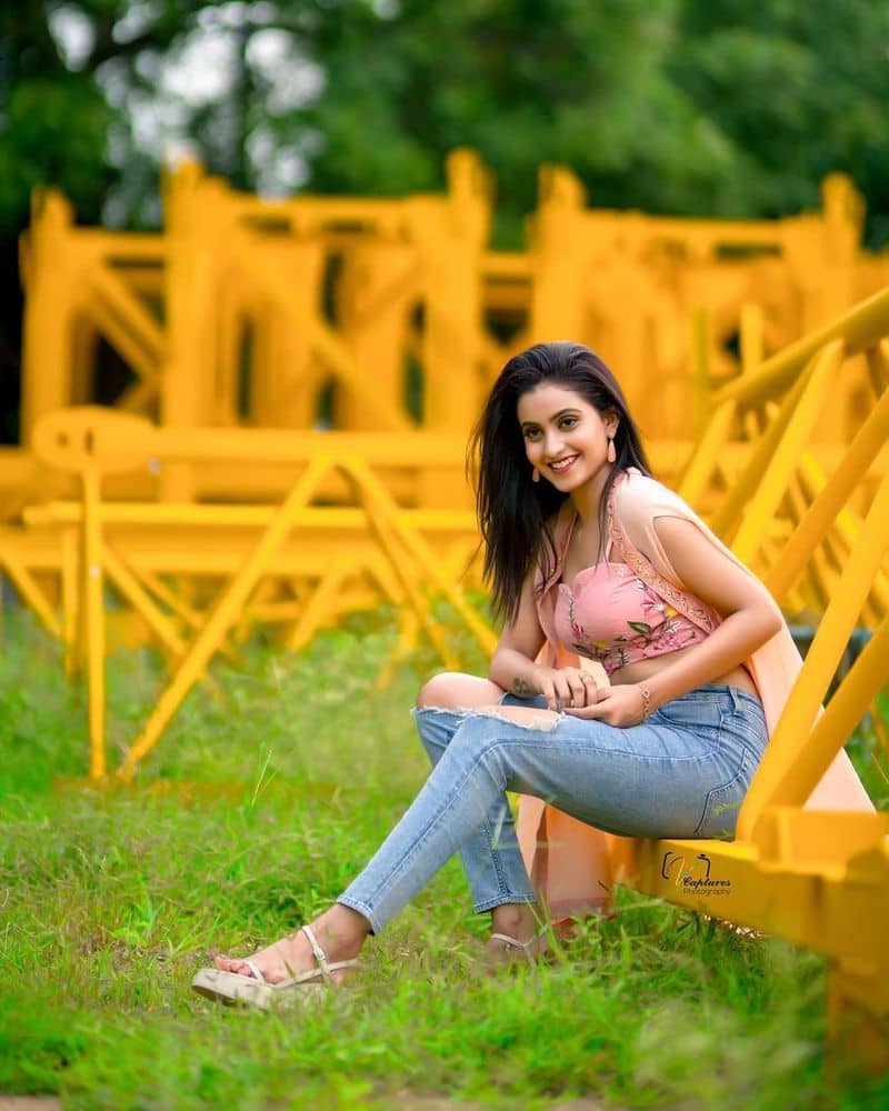 young anchor deepika pilli jaw dropping poses goes viral she stuns in torn jeans trendy top