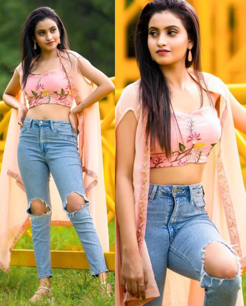 young anchor deepika pilli jaw dropping poses goes viral she stuns in torn jeans trendy top