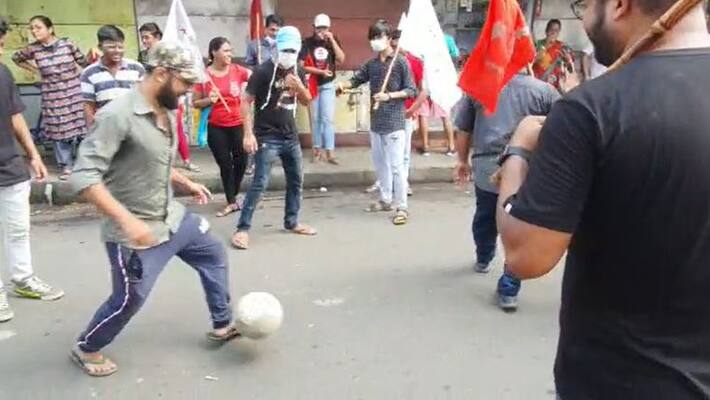 CPIM backs farmers strike youth activists play street football in Jadavpur bmm CPIM backs farmers strike youth activists play street football in Jadavpur bmm