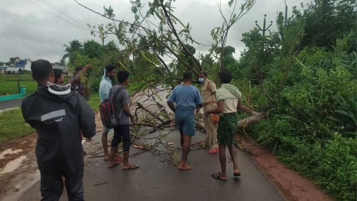 मुंबई पर भी पड़ सकता है Cyclone Gulab का आफ्टर इफेक्ट; हालांकि कमजोर पड़ने  से बड़ा खतरा टला | Gulab Cyclone hits, alert issued in Odisha, West Bengal  and Mumbai