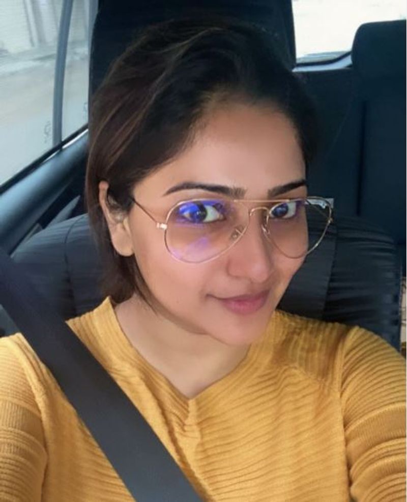 Kannada actress Rachita Ram selfie craze vcs