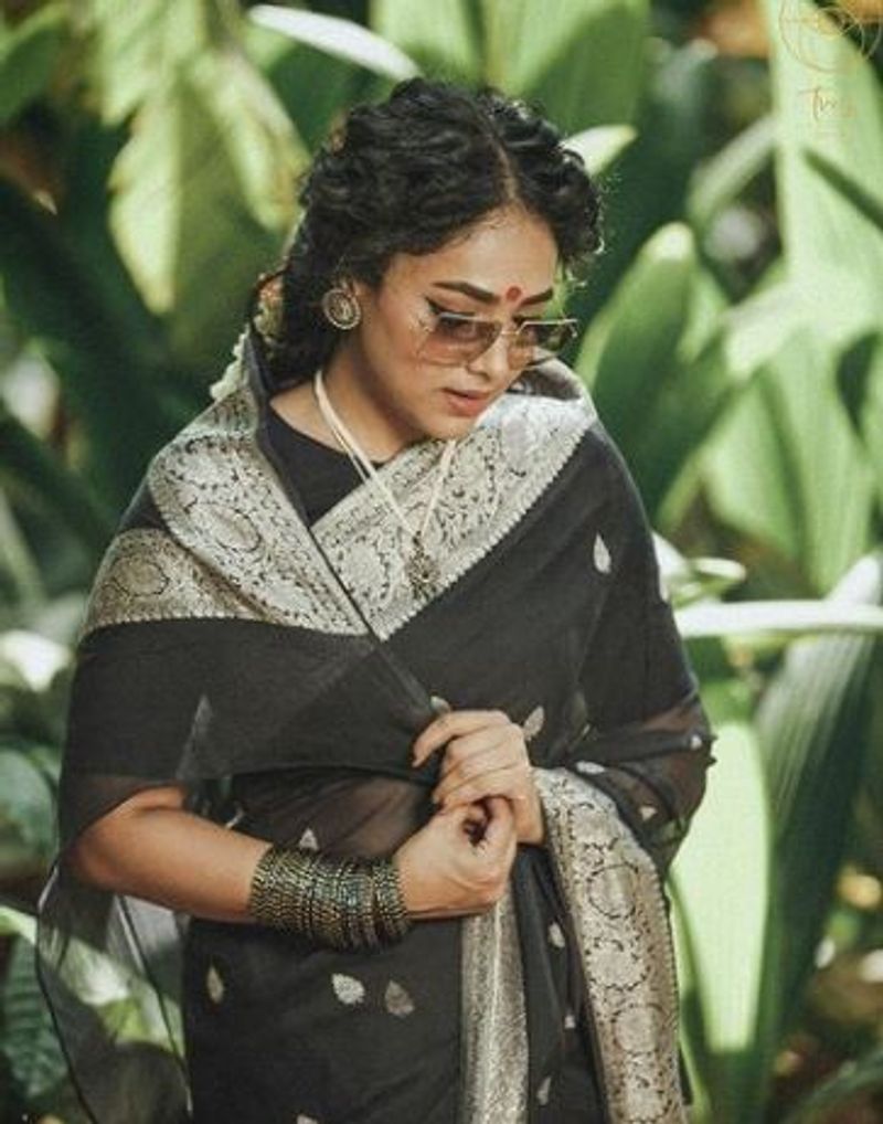 Colors Kannada Raja Rani anchor Anupama Gowda in retro look vcs