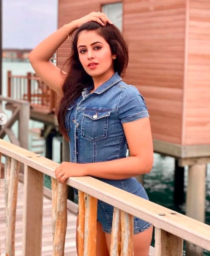 Actress Shobhitha Rana bold bikini photos goes viral dpl