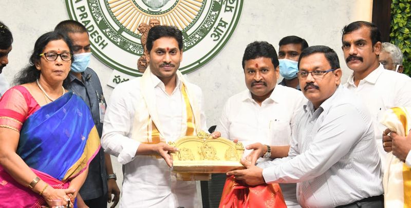 TTD Srisailam vijayawada durga tempe officers meets cm ys jagan