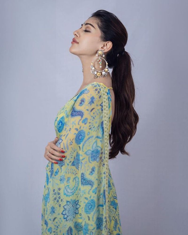 Anu Emmanuel striking hot poses in Saree