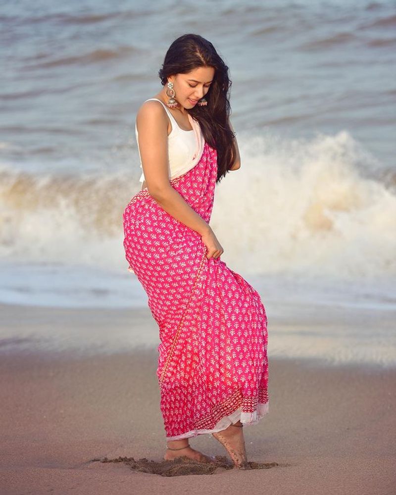 Gaddalakonda Ganesh fame Mirnalini Ravi cute photos