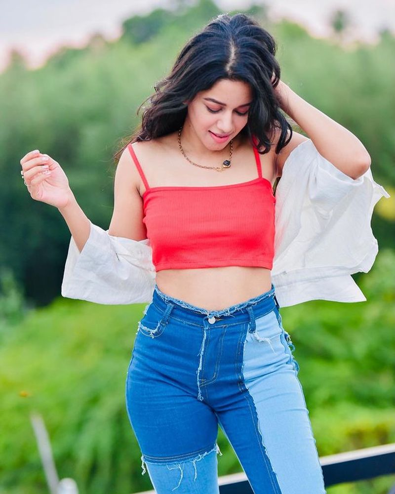Gaddalakonda Ganesh fame Mirnalini Ravi cute photos