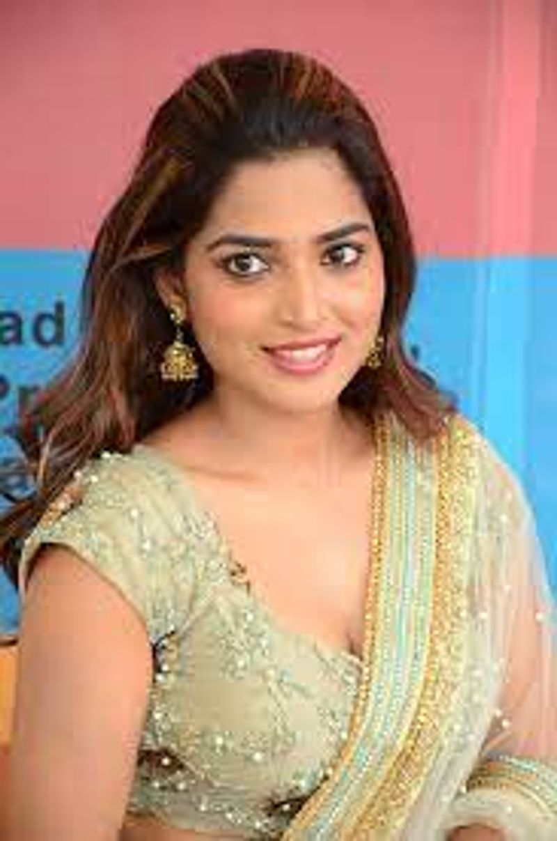 Actress Anaka who sang the song 'Per Vachchalum' ... Who is the man who is close ..?