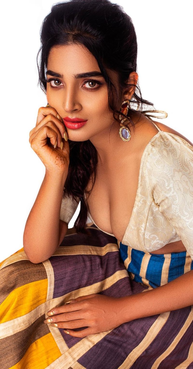 Actress Anaka who sang the song 'Per Vachchalum' ... Who is the man who is close ..?