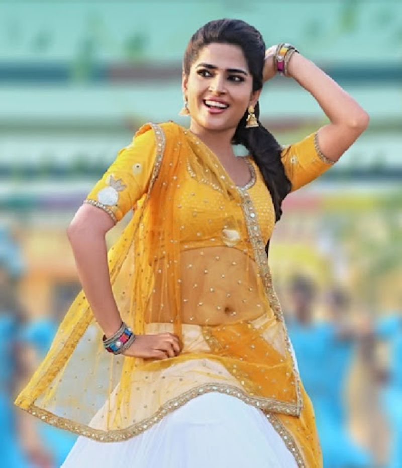 Actress Anaka who sang the song 'Per Vachchalum' ... Who is the man who is close ..?