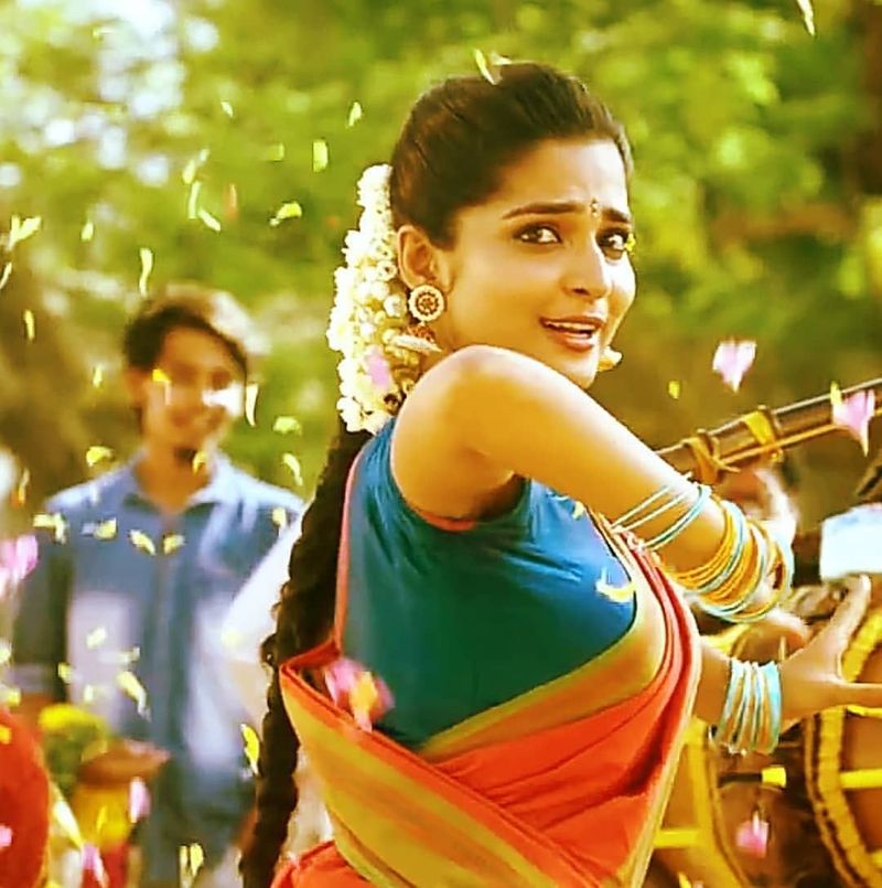 Actress Anaka who sang the song 'Per Vachchalum' ... Who is the man who is close ..?