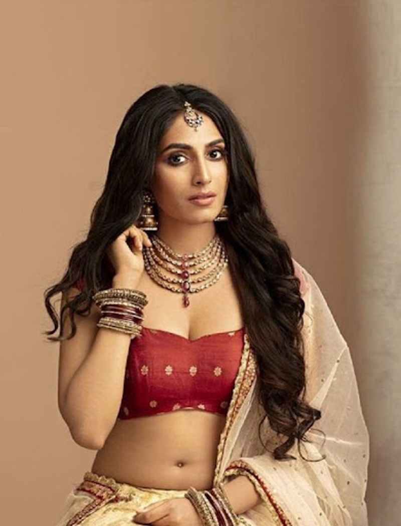 Actress Anaka who sang the song 'Per Vachchalum' ... Who is the man who is close ..?