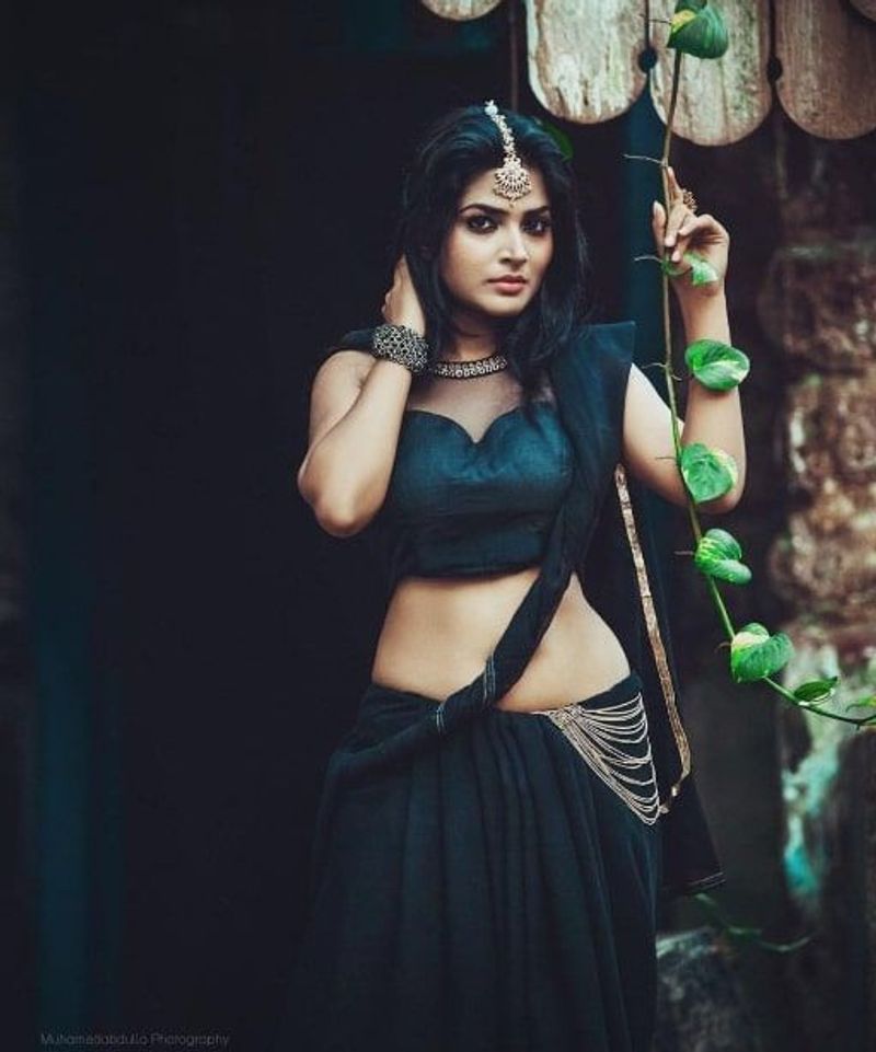 Actress Anaka who sang the song 'Per Vachchalum' ... Who is the man who is close ..?