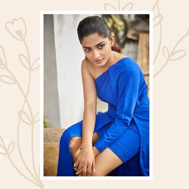 Actress Anaka who sang the song 'Per Vachchalum' ... Who is the man who is close ..?