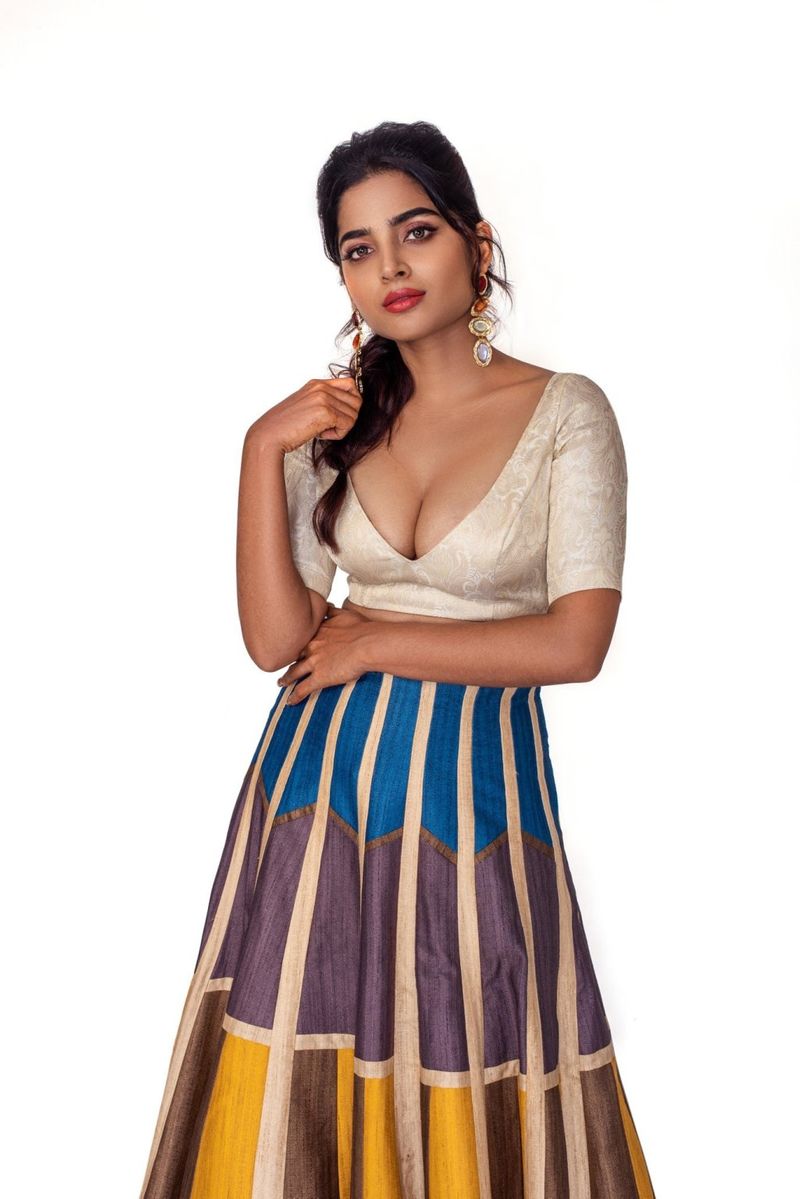 Actress Anaka who sang the song 'Per Vachchalum' ... Who is the man who is close ..?