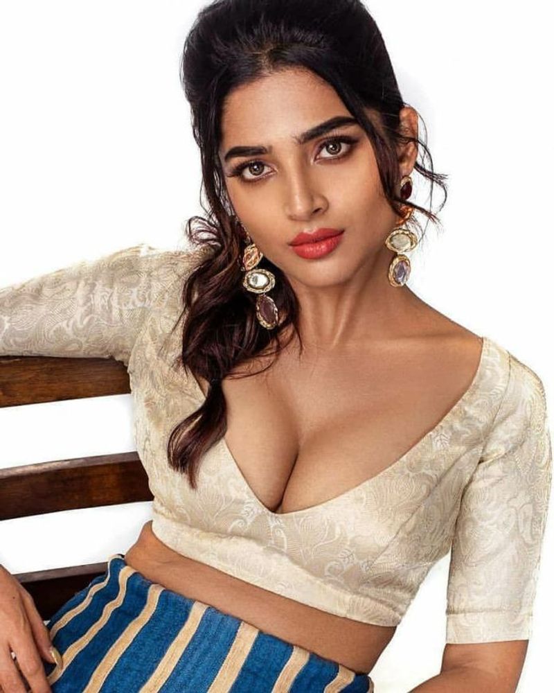 Actress Anaka who sang the song 'Per Vachchalum' ... Who is the man who is close ..?