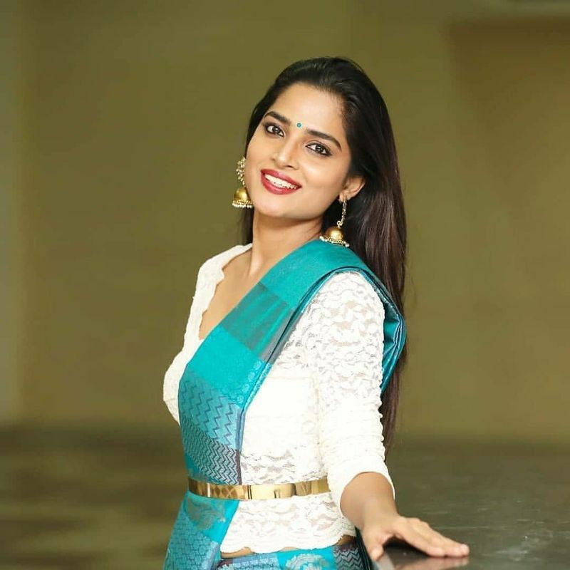 Actress Anaka who sang the song 'Per Vachchalum' ... Who is the man who is close ..?