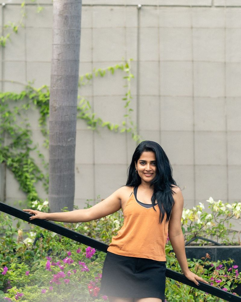 Actress Anaka who sang the song 'Per Vachchalum' ... Who is the man who is close ..?